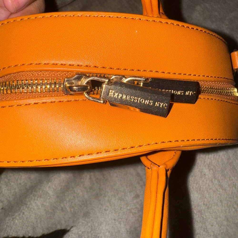 EXPRESSIONS NYC ROUND BAG - Picture 3 of 6